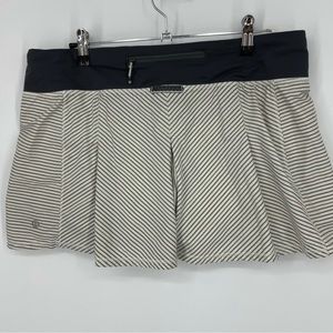 LULULEMON white gray Striped Pleated tennis Skirt Sz 8